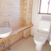 トイレは美しい木目の壁