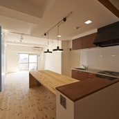 既存の壁と天井をを取り払い大きな空間に