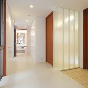 壁面収納も備えた玄関ホール