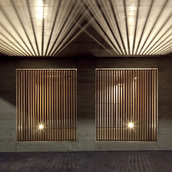 このルーバー越しに光のクレバス（光庭）がある