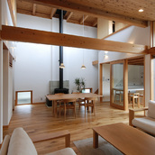 リビングから薪ストーブを見る。薪ストーブの後は立ち下がりダクト。