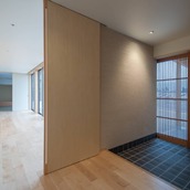 玄関から広縁を見る