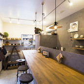 こだわりの内装とこだわりのうつわたち