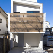 社に沿う桜並木に建つカリフォルニアモダンな家