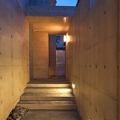 主人を迎える玄関アプローチ