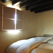 建具が作る光の十字架