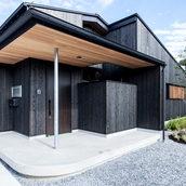 経年美を愉しむ焼杉板の平屋