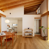 リビング（キッチン・玄関ホールを望む）