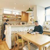 三角屋根と中庭の家