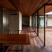 ダイニングから中庭を見る