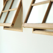 吹き抜けに繋がる窓