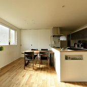 木や石の素材感が楽しめるLDK