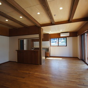 シナ合板と杉無垢梁