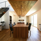 一段落とした天井が印象的なダイニングキッチン