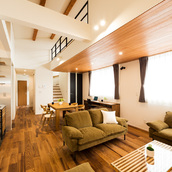 ロフトとつながる2階リビング。