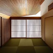 漆喰とタモ材で出来た和空間