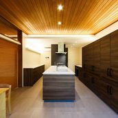 リビングルームとの間には簾調ロールスクリーン