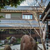 庭から観た建物の外観