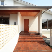 深い屋根の掛かった玄関ポーチ