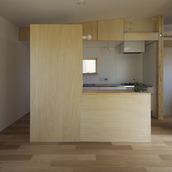 壁付けキッチンと造作家具のカップボード