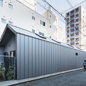 建物の北に空けた小さな屋外スペースは、ダイニングキッチン直結の家庭菜園。