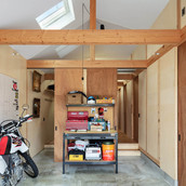 左手が事務所。右手が寝室。中央の収納を両面から使う無駄のない間取り。両側の動線は奥の居間でつながっています。