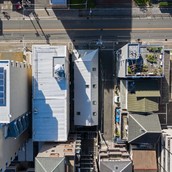 細長い敷地に細長い建物。敷地西側（写真右手）は斜線制限はかかるものの私道負担外のためアクセスに使えない条件。