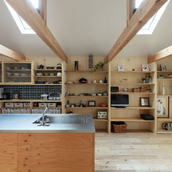 西外壁面は全面収納。書類、絵画、食器、家電、お仏壇、ヘルメット、スケボーなど、暮らしにまつわる様々なものが居心地の良い場所を見つけて佇んでいます。