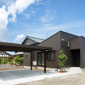 ブラウンの金属サイディングを使った外観