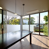 緑に囲まれたダイニング・キッチン