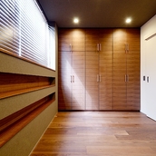 静かな雰囲気の寝室