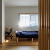 ベッドの隅には既存の造作デスクを移設した小さなワークスペース。