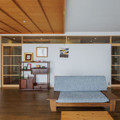 天井や壁面の設えを既存利用した和室と床板を既存利用した洋間の調和。