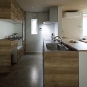 木目が映えるI型キッチン