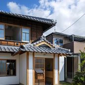 巣箱のイメージで作った一本足のポスト(伝書箱)。表札・インターフォン兼用。