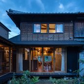 庭からの夕景。古いバルコニーを撤去し、下屋はガルバリウム鋼板で葺きなおし。縁側のある庭は子どもたちの遊び場、菜園、物干しなど暮らしの場として多目的に利用。