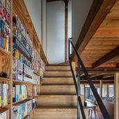 本棚を通り抜けて2階へ。コミック・文庫の収納には階段の蹴上げがちょうど良い高さ。