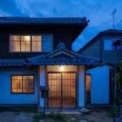 道路からの夕景。30年間閉ざされていた廃屋に火が灯る。