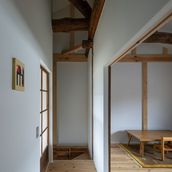 2階は個室とクローゼット。床板は吉野杉。右手の子供部屋はしばらくオープンに使い、既存引違戸を補修・反転した引分戸を嵌めて将来の分割に備える。