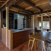 キッチンの内側と外側で二重の回遊性を設けて収納や家事動線の自由度が高い間取り。