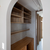 アーチ壁の奥の、ワークスペース