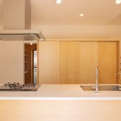 アイランドキッチンと壁面収納