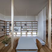 北面は大きめの書籍とディスプレイ用。一部可動棚。