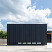 外観正面。開口部を絞ることで自ずと耐震等級3、断熱等級6(ZEH+)をクリア。