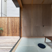 ほぼフラットにつながる居間と広縁。