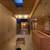 キッチンは幅2,700。シンプルながらアイランドと釣戸棚、食洗機を備え実用性重視。シンク下はオープンにしてゴミ箱を設置。奥に出窓を設けてワークスペースを拡張。