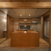 キッチンを挟んで左手洗面、右手脱衣・浴室。最短の動線計画。