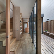 玄関から居間方向。広縁のベンチはエアコン室外機の格納庫を兼用。