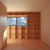 造り付けの本棚と壁紙