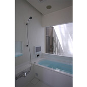 坪庭に面した浴室